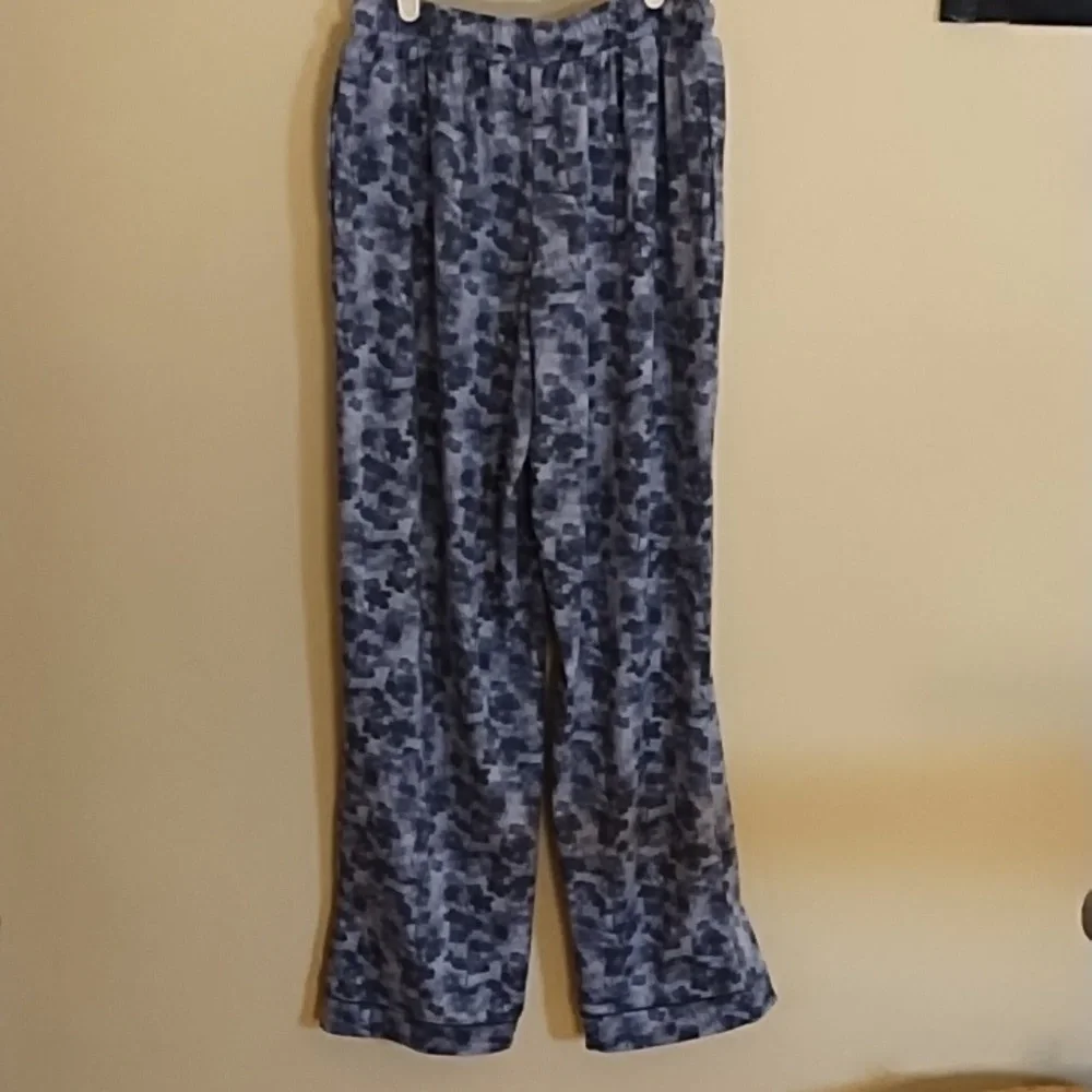AMBRIELLE 2-PIECE WOMEN'S PAJAMAS, VERY SOFT, BLUE FLORAL PRINT. NWOT